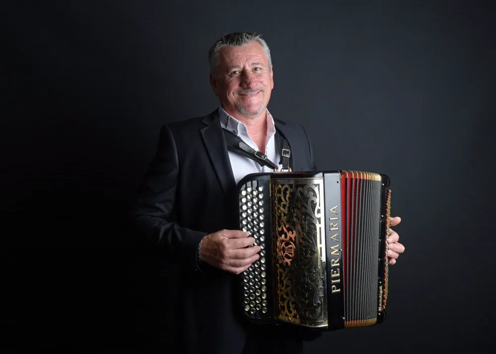 Didier Détouche jouant de l'accordéon en soirée