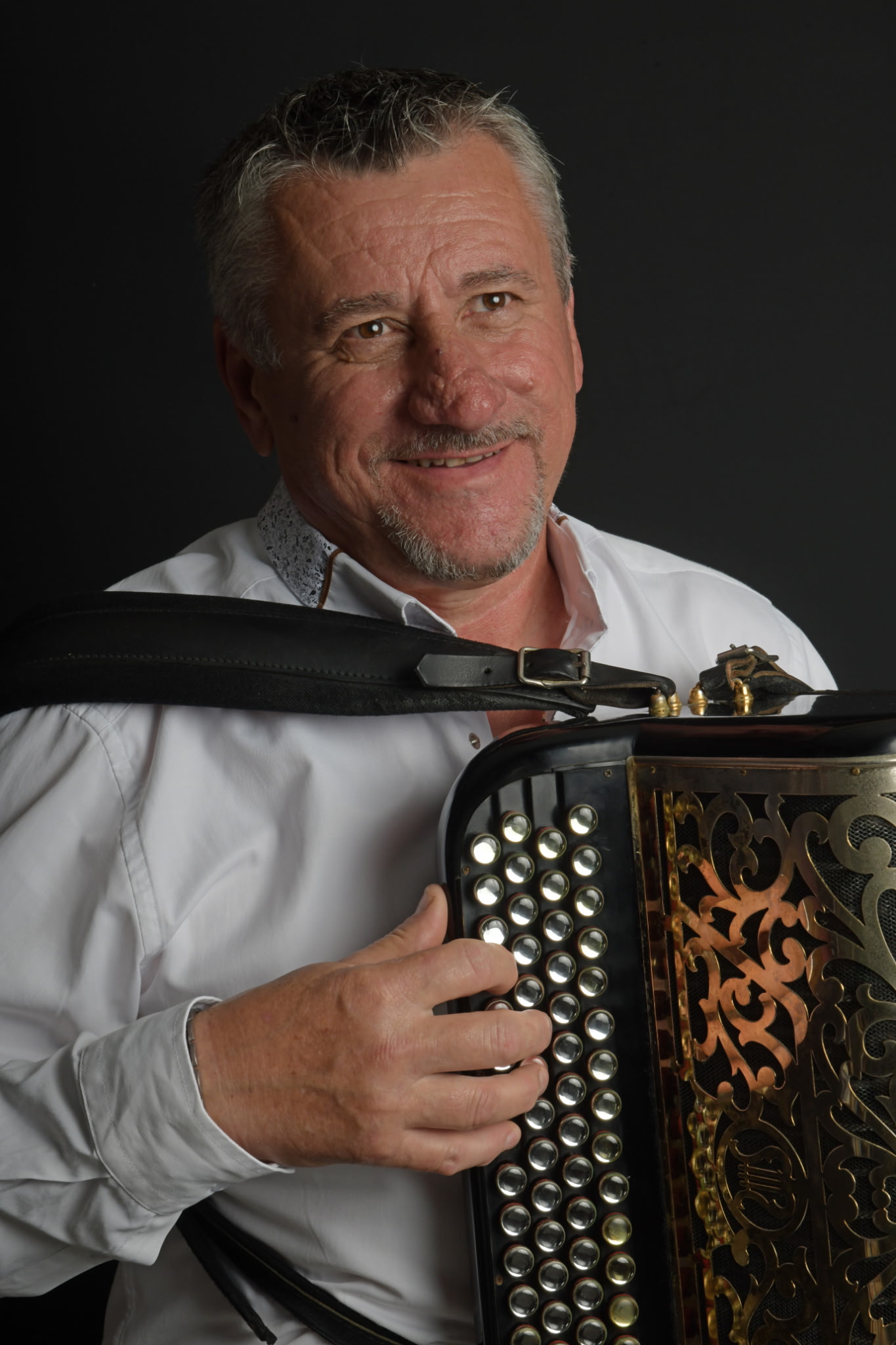 Portrait de Didier Détouche, accordéon en main