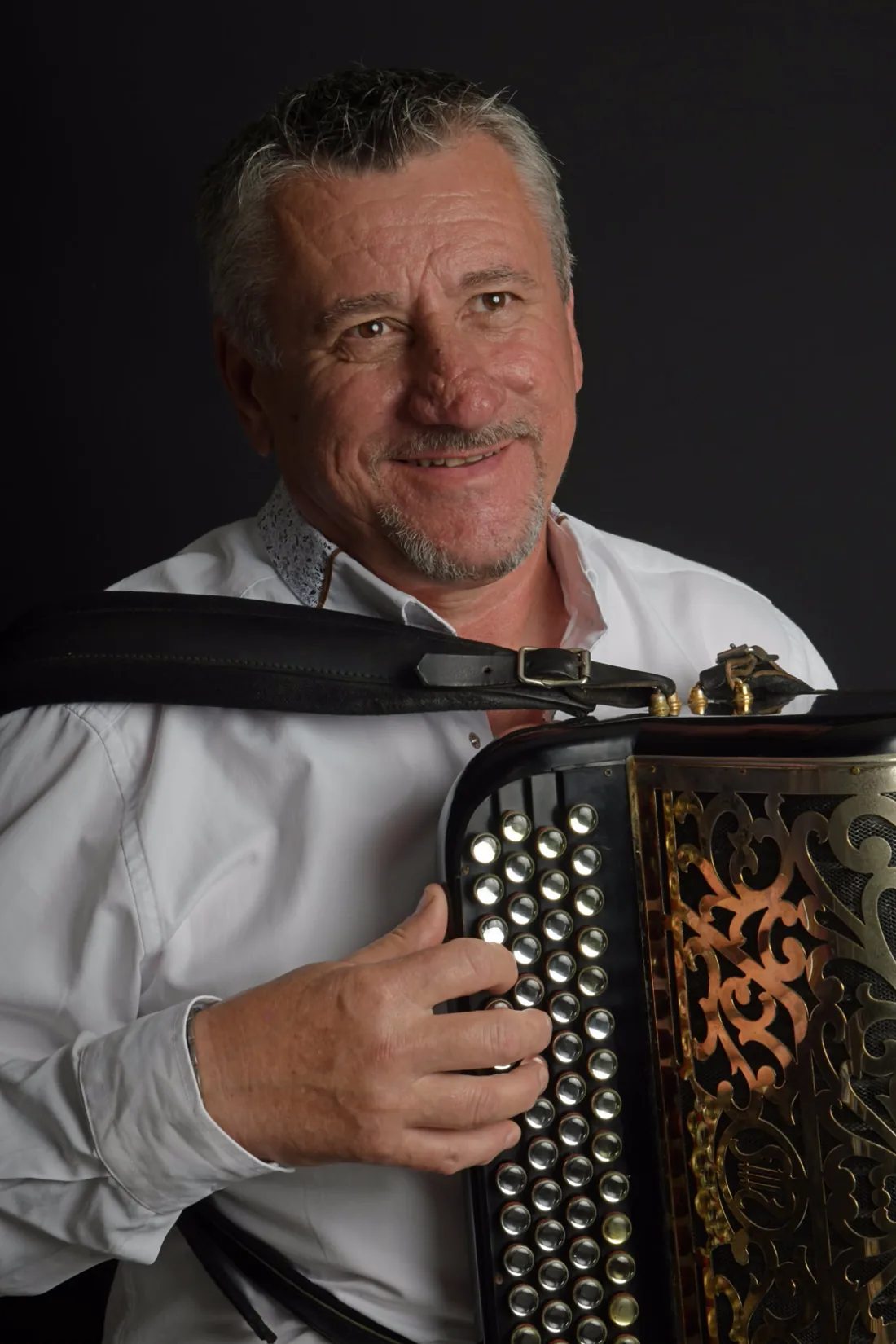 Portrait de Didier Détouche, accordéon en main